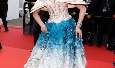 कान्स का रेड कारपेट और उर्वशी रौतेला की ब्लू लिपस्टिक ने मचाया इंटरनेट पर तहलका