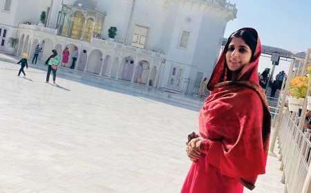 गुरु गोबिंद सिंह जी की जयंती पर पंजाबी कलाकार किरणबीर गिल ने आनंदपुर साहिब में माथा टेका