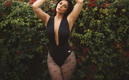 शमा सिकंदर के आकर्षक ऑवरग्लास फिगर का कामुक विस्फोट