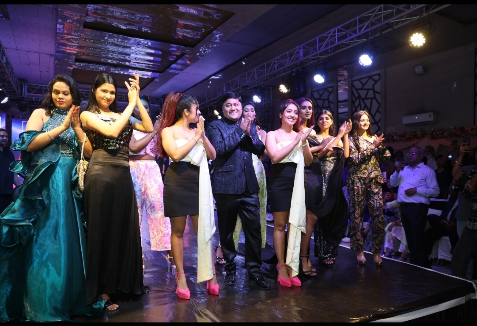 कपिल शर्मा शो फेम चिंकी मिंकी ने ब्लैक पर्ल डिजाइनर के लिए फैशन शो में रैंप वॉक किया