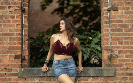 ब्रालेट टॉप और डेनिम शॉर्ट स्कर्ट में में लक्ष्मी मांचू का सनसनीखेज लुक 