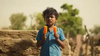ओमलो मूवी रिव्यू: राजस्थान की मिट्टी से जुड़ी दर्द और उम्मीद की सच्ची कहानी